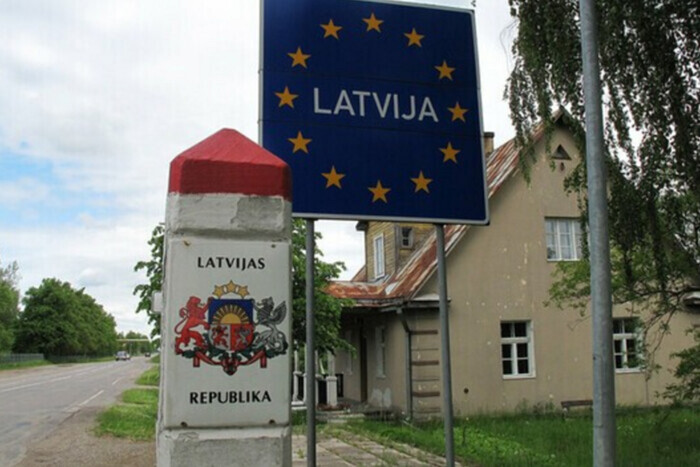 Латвия закрывает два пункта пропуска на границе с РФ