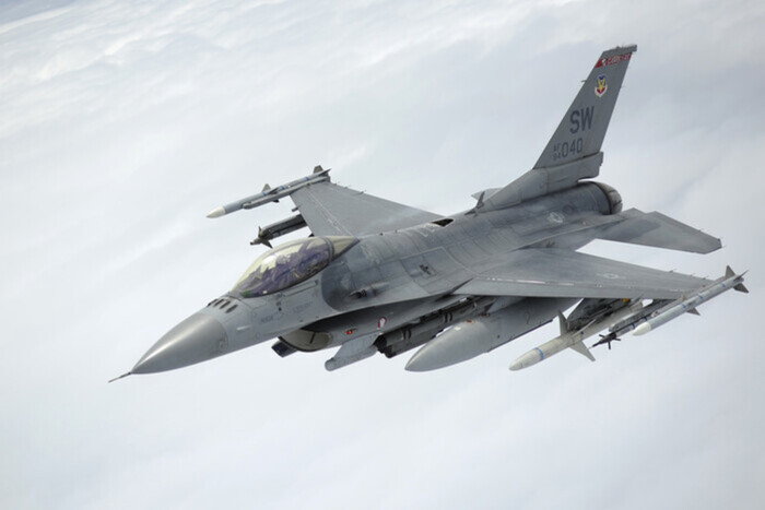 Стало известно, когда украинские пилоты начнут обучение на F-16 в США