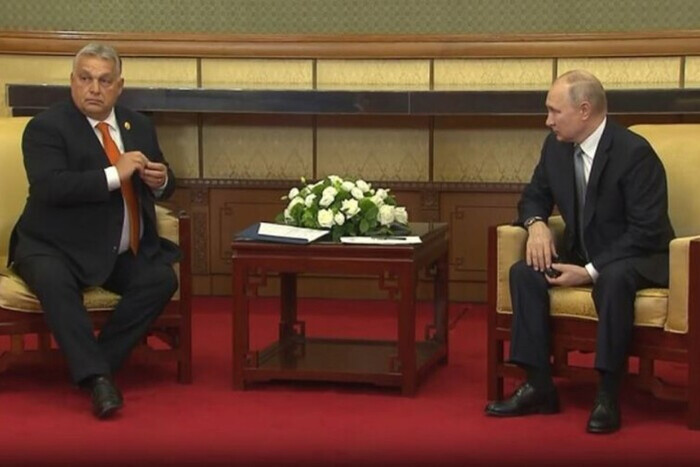Нервничал и дергал галстук. Как Орбан слушал Путина в Китае (видео)
