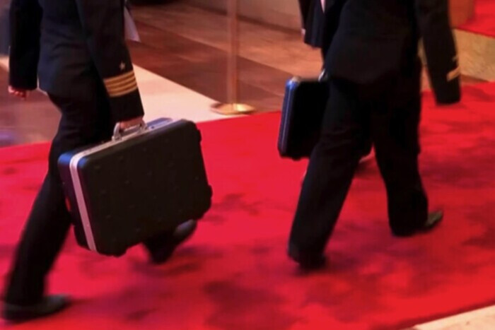 Разведка сообщила о содержании чемоданов, которые носят офицеры за Путиным