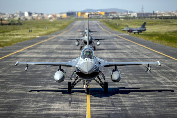 Украинские пилоты начали подготовку на F-16: Воздушные силы отреагировали