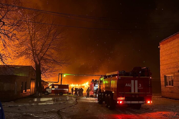 Масштабна пожежа в Іжевську – вогонь поширився на кілька тисяч квадратних метрів 