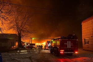 Масштабна пожежа в Іжевську – вогонь поширився на кілька тисяч квадратних метрів 