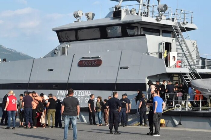 Біженці заблокували порт у Греції, і все через одну причину