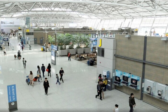 Год живут в аэропорту: Корея не может избавиться россиян, что сбежали от мобилизации