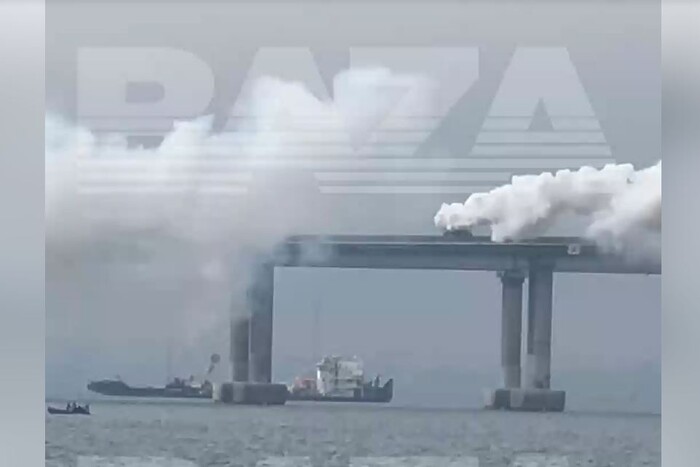 Над Кримським мостом здіймається дим, рух транспорту перекрито (відео) 
