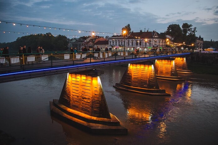 Влада Ужгорода вирішила витратити $800 тис. на ремонт пішохідного мосту