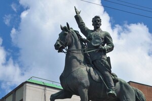 Пам'ятник більшовицькому ватажку Миколі Щорсу на бульварі Тараса Шевченка