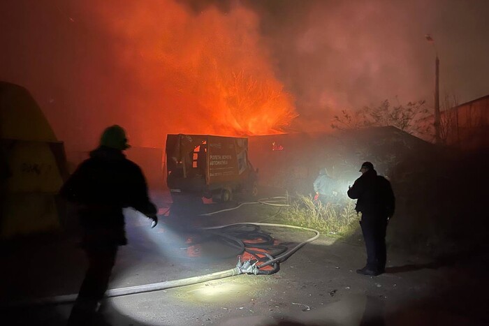 У Києві загорівся склад із будматеріалами: є постраждалі (фото)