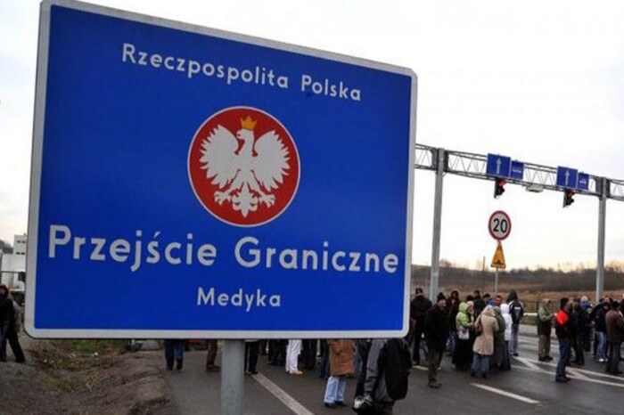 Протести перевізників: Польща збирається заблокувати перехід у Медиці