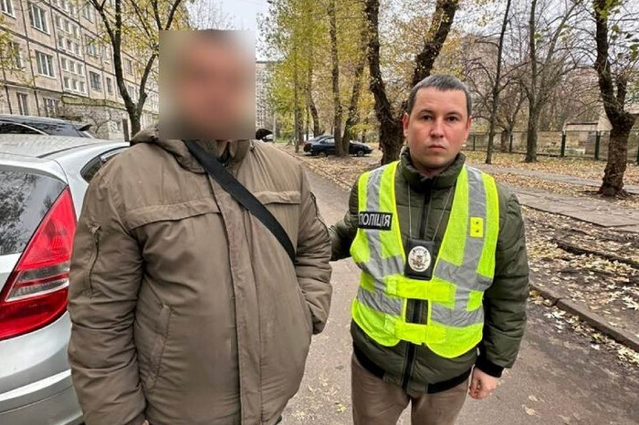 У Києві чоловік вилаяв жінку з дитиною, бо вони говорили українською