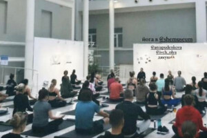 У Києві трапився скандал через йогу під час виставки воєнних світлин з Маріуполя