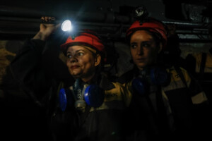 Уперше в історії жінки працюють на шахтах замість чоловіків, які пішли на фронт