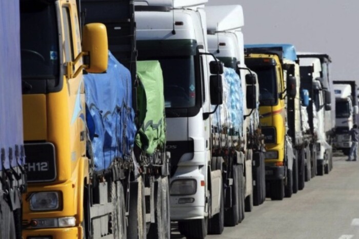 Україна готує евакуацію водіїв вантажівок із польського кордону