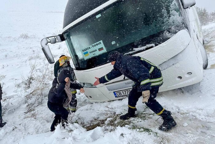 Одещина: рятувальники визволили зі снігової пастки більш як 120 авто 