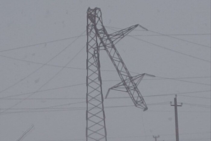 На Одещині потужний вітер зламав електроопору: «Укренерго» повідомила про стан мереж