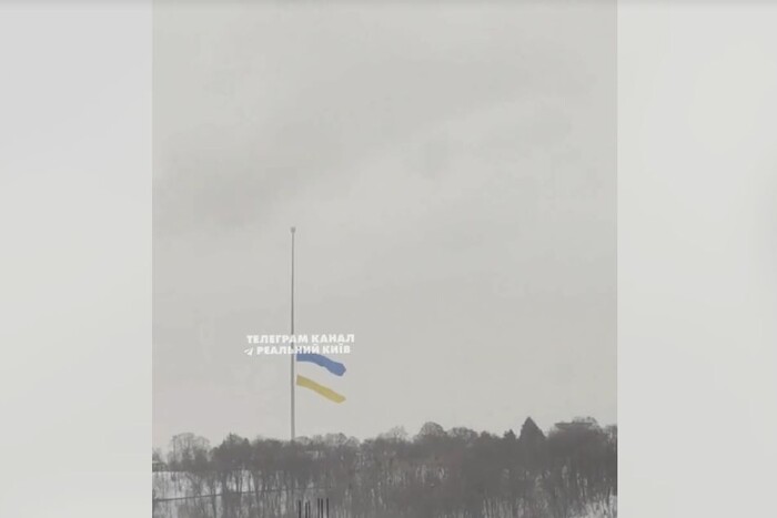 Негода пошкодила найбільший прапор країни у Києві (відео)