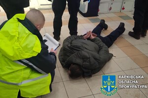 Правоохоронці затримали чоловіка під час отримання всієї суми в одному з харківських торгових центрів