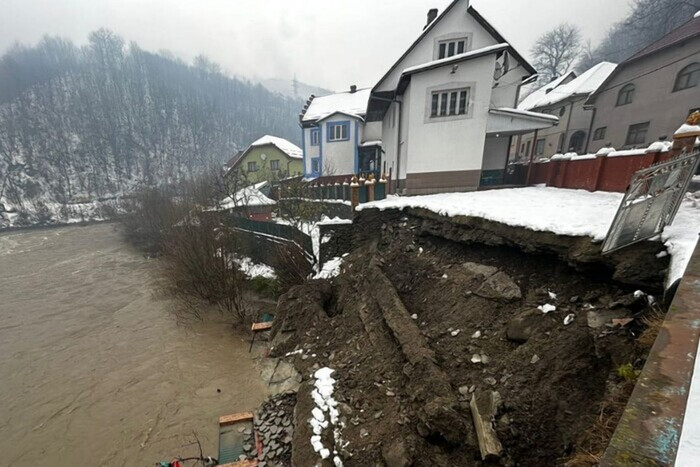 Вода в реках Закарпатья вышла из берегов: подтоплены дороги и дома