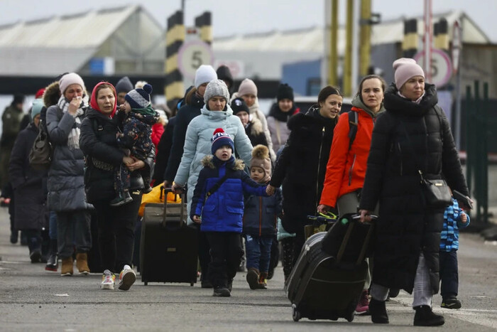 NYT: українські біженці стоять перед вибором – повернутися додому чи лишитися в ЄС