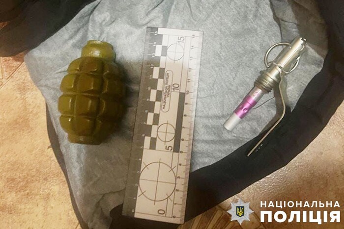 У Києві чоловік погрожував підірвати гранату через побутовий конфлікт із сусідом