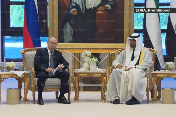 Путін прилетів в ОАЕ: як зустрічали диктатора (відео)