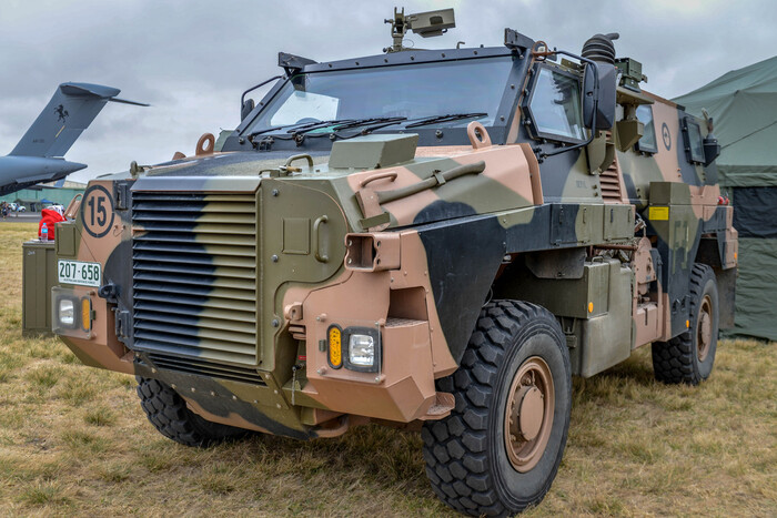 Австралия направила Украине новую партию бронемашин Bushmaster