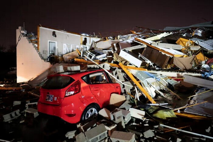 Мощный торнадо в США унес жизни шести человек, в том числе ребенка (видео)