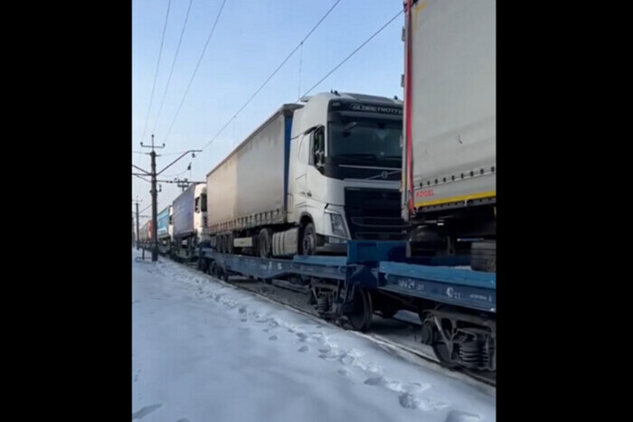 Первая партия украинских грузовиков по железной дороге прибыла в Польшу