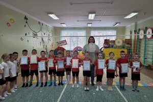 У російському Хабаровську діти отримали грамоти з тризубом (фото)