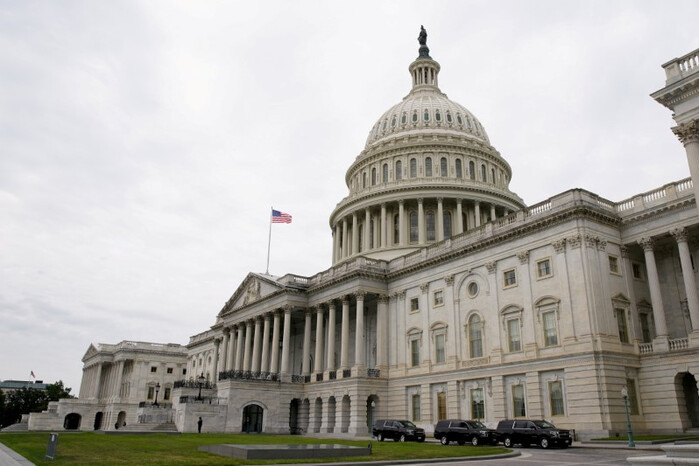 Сенат США відклав святкові канікули через переговори щодо допомоги Україні
