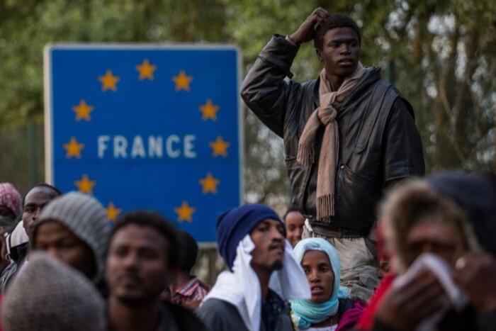 Новий закон щодо мігрантів розсварив політиків у Франції