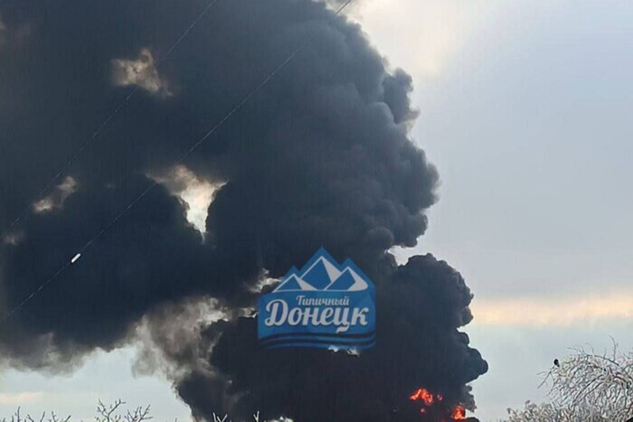 В Донецке загорелся большой пожар: в сети пишут о прилете по базе оккупантов