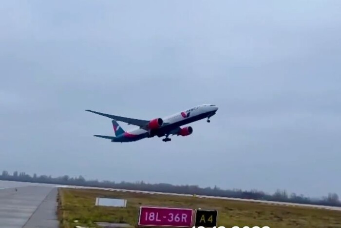 Із аеропорту «Бориспіль» вилетів цивільний літак (відео)
