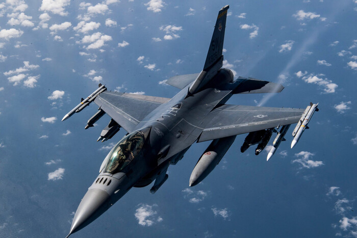 Первая группа украинских пилотов уже учится летать на F-16 в Дании