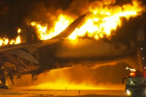 У Токіо загорівся пасажирський літак при посадці (відео)