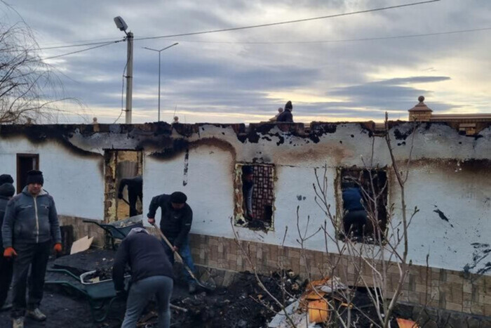 На Буковине сгорел дом, где живет митрополит Московской церкви (фото)