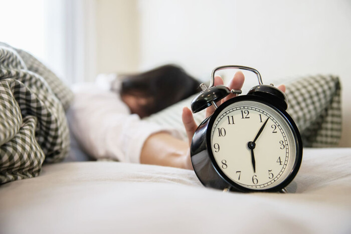 Стоит ли с утра выключать будильник и досыпать: объяснение врача