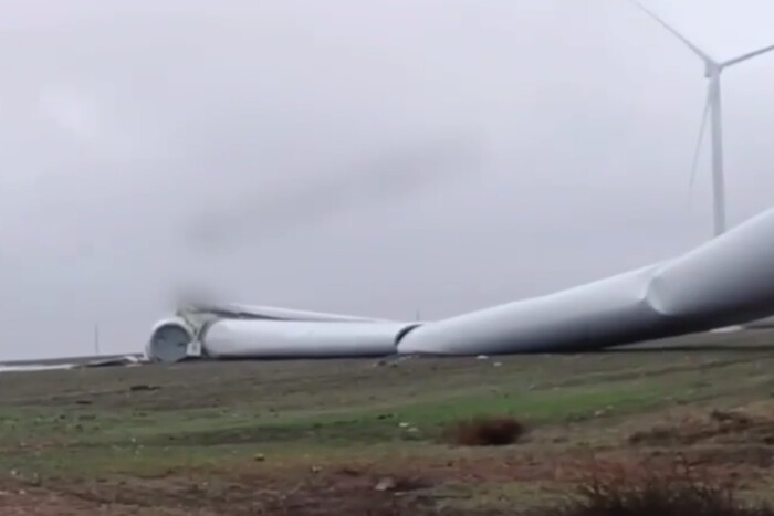 На Одещині вітер повалив вітрогенератор (відео)