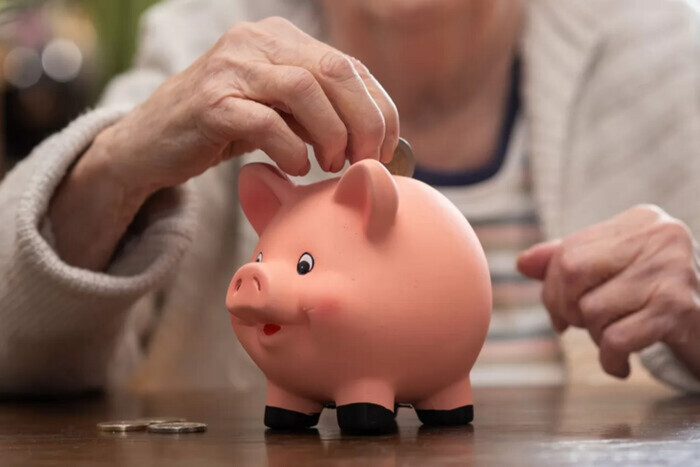 Какие выплаты получают работающие пенсионеры: Пенсионный фонд обновил данные