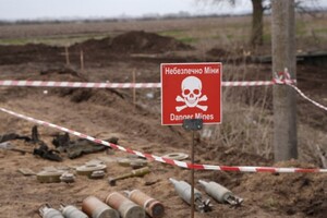 Зеленський повідомив, скільки української землі забруднені мінами та боєприпасами