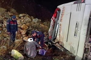Жахлива аварія автобуса у Туреччині: є загиблі та поранені (відео)