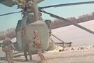 У Росії військовий вертоліт обірвав ЛЕП та аварійно сів на трасу (відео)