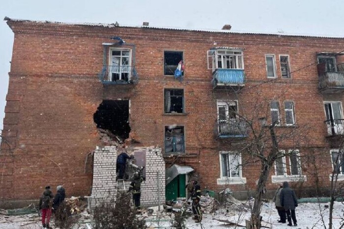 На Харківщині РФ влучила в гімназію, Херсонщина оговтується від атаки: ситуація в регіонах