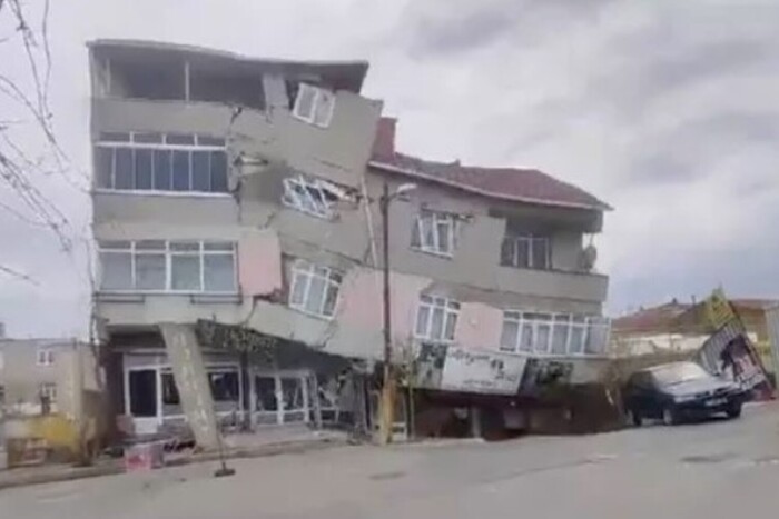 У Стамбулі через будівництво метро обвалився триповерховий будинок (відео)