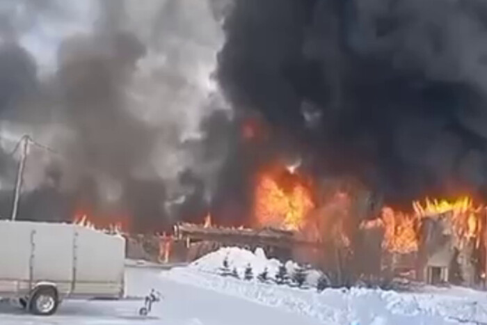 Під Красноярськом сталась масштабна пожежа: палає виробництво аерочовнів