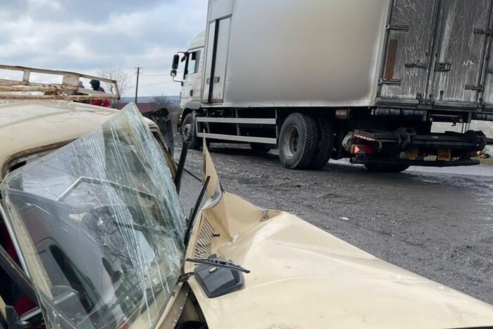 На Вінниччині легковик зіткнувся з вантажівкою: постраждала дитина