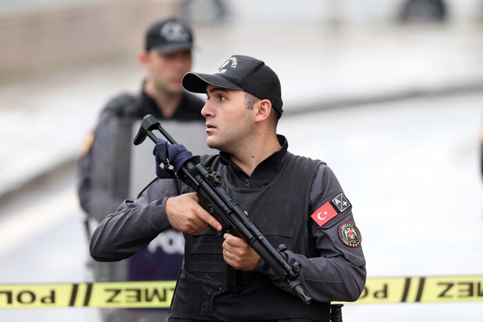 У Стамбулі озброєні чоловік та жінка напали на будівлю суду (відео)