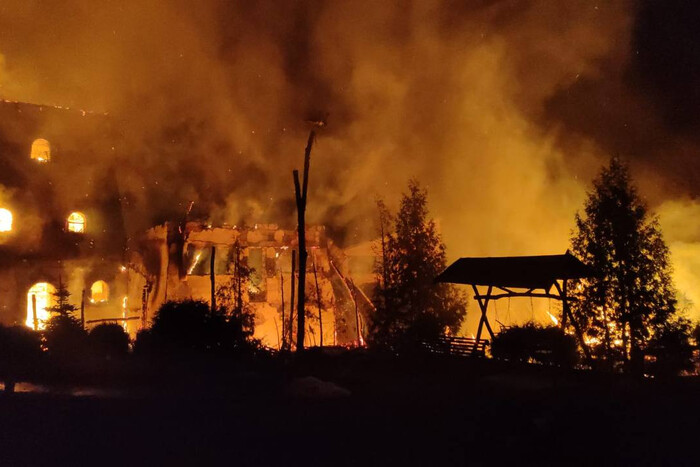 Атака на Харківщину: пожежа спалахнула в будівлі готелю