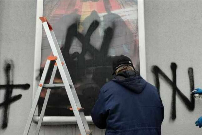 Вандали обмалювали київський кінотеатр «Жовтень» через показ фільму про ЛГБТ